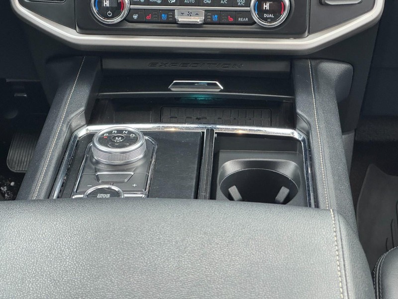 Ford Expedition Vehicle Full-screen Gallery Image 15