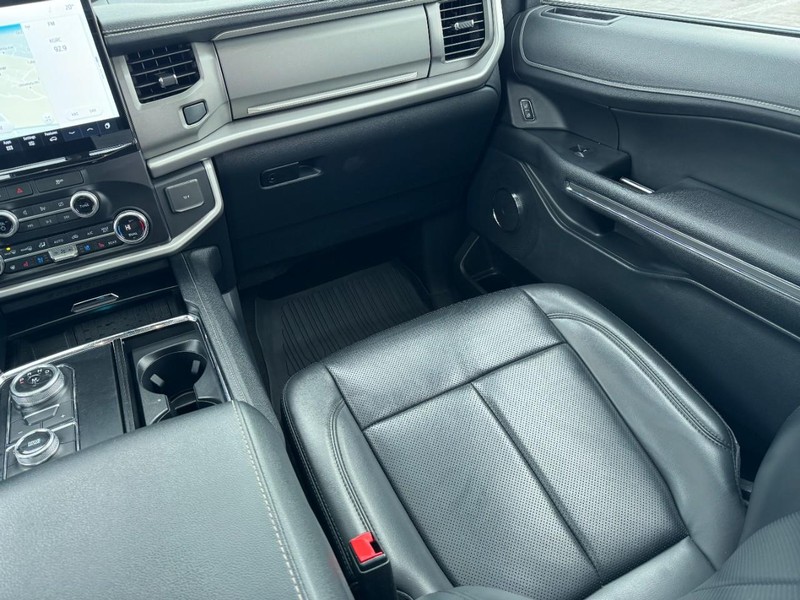 Ford Expedition Vehicle Full-screen Gallery Image 16