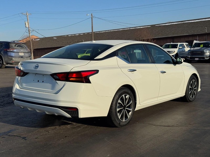 Nissan Altima Vehicle Image 03