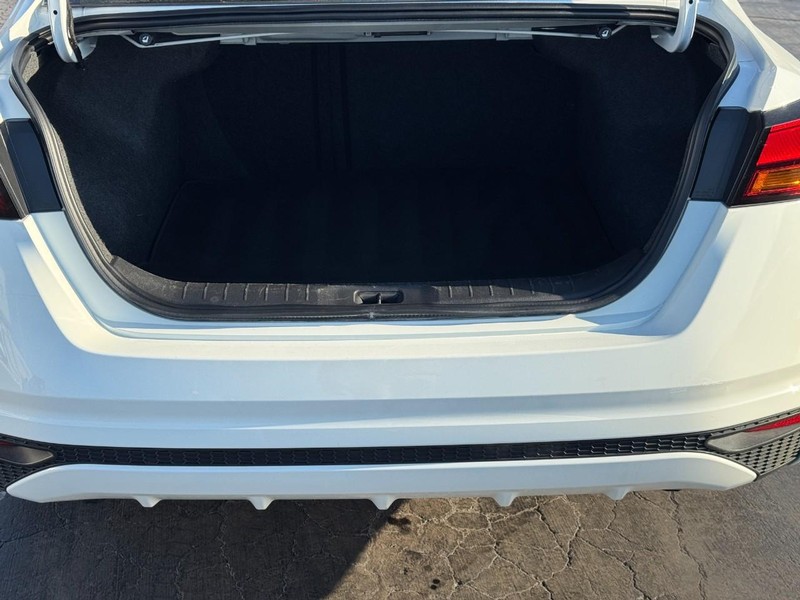 Nissan Altima Vehicle Image 04