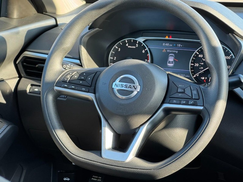 Nissan Altima Vehicle Image 12