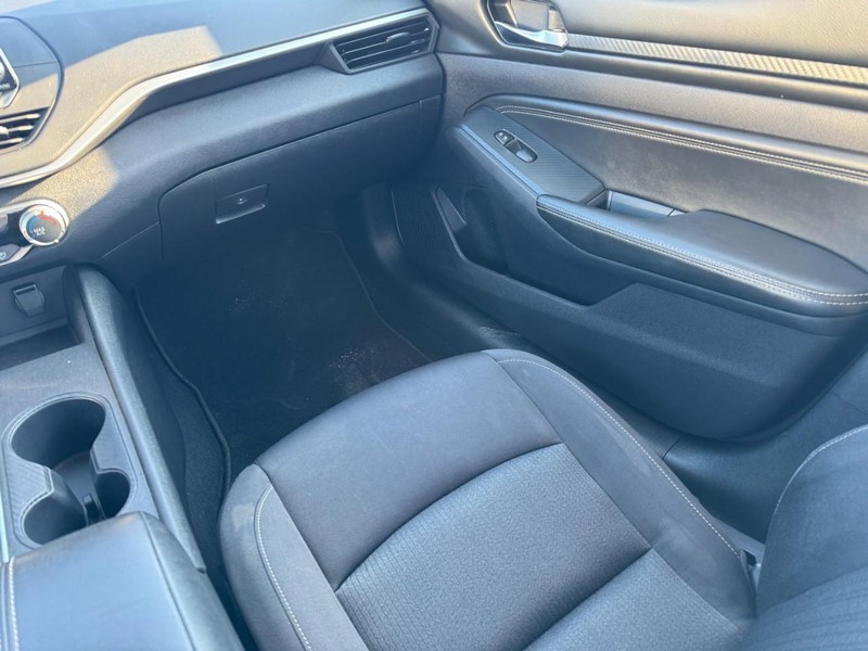 Nissan Altima Vehicle Image 15