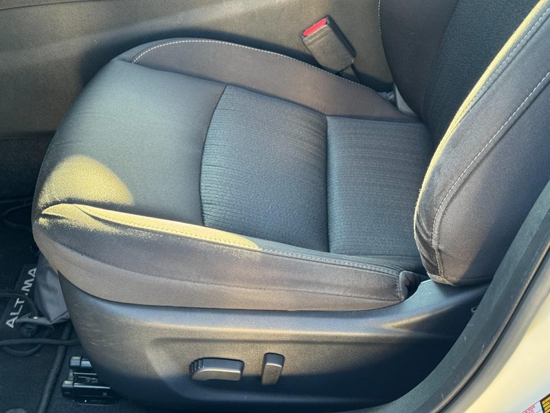 Nissan Altima Vehicle Image 23