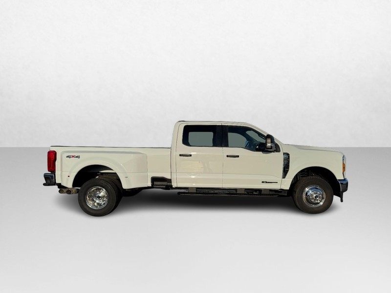 Ford Super Duty F-350 DRW Vehicle Image 02