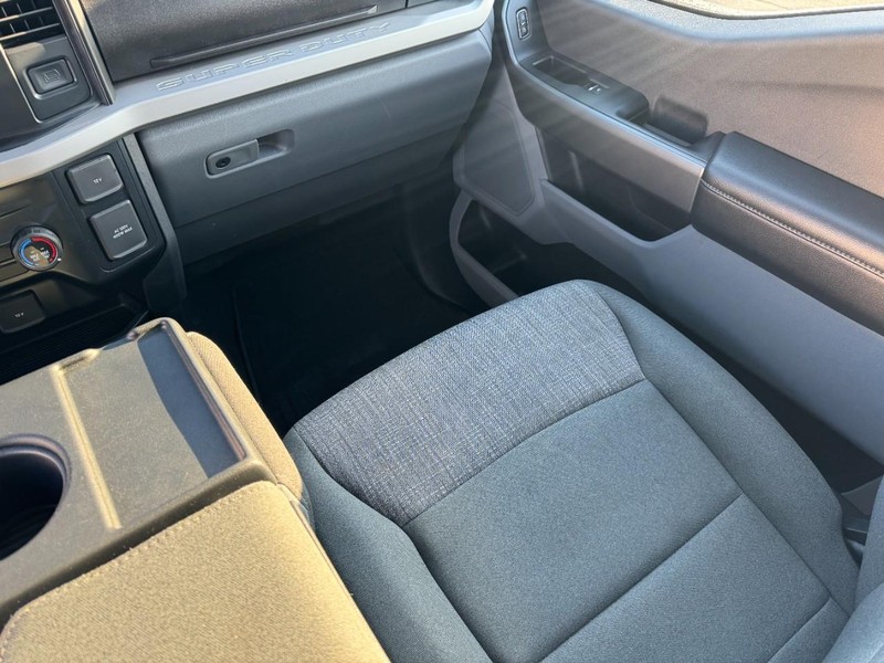 Ford Super Duty F-350 DRW Vehicle Image 15