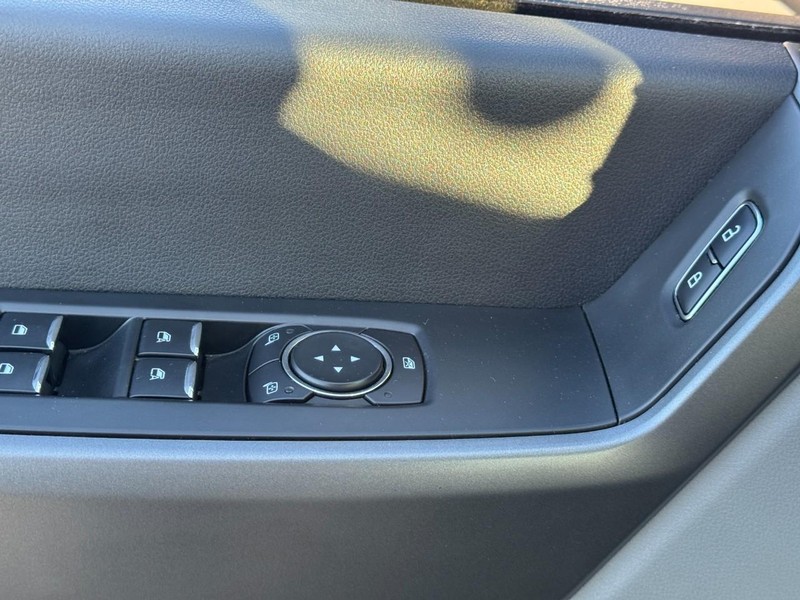 Ford Super Duty F-350 DRW Vehicle Image 24