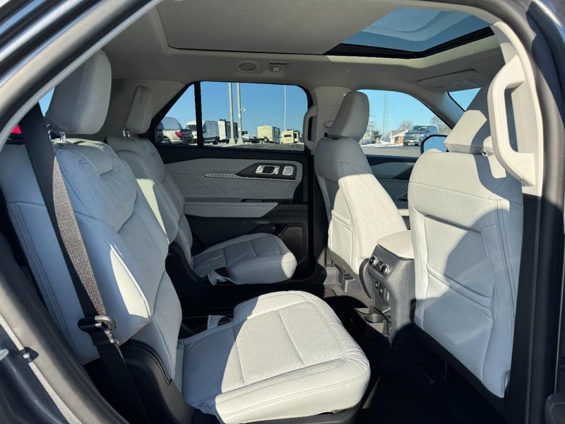 Ford Explorer Vehicle Image 06