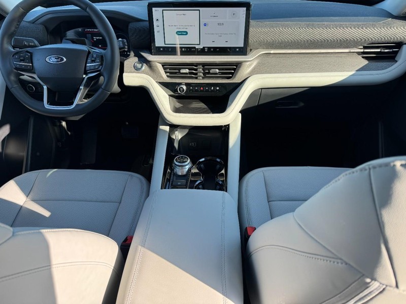 Ford Explorer Vehicle Image 08