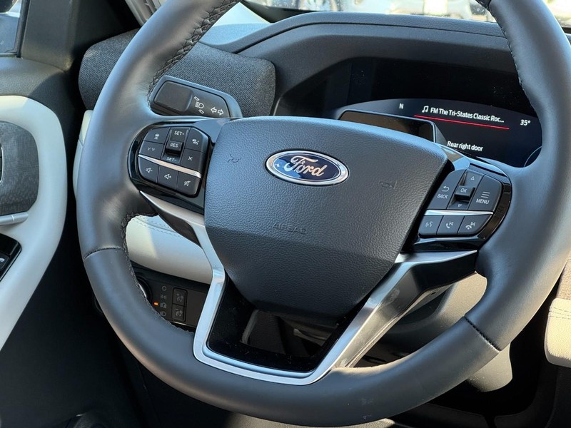 Ford Explorer Vehicle Image 09