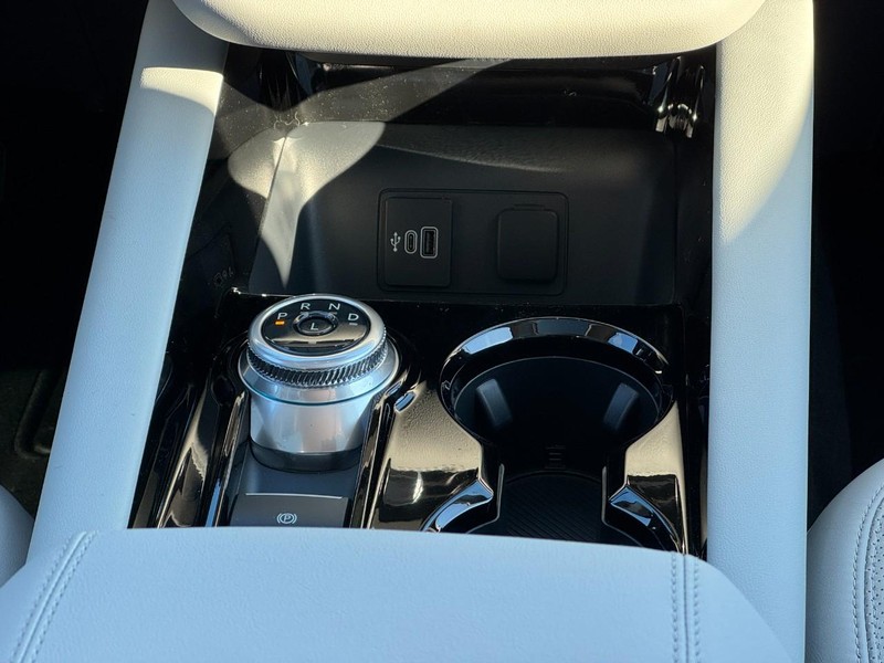 Ford Explorer Vehicle Image 11