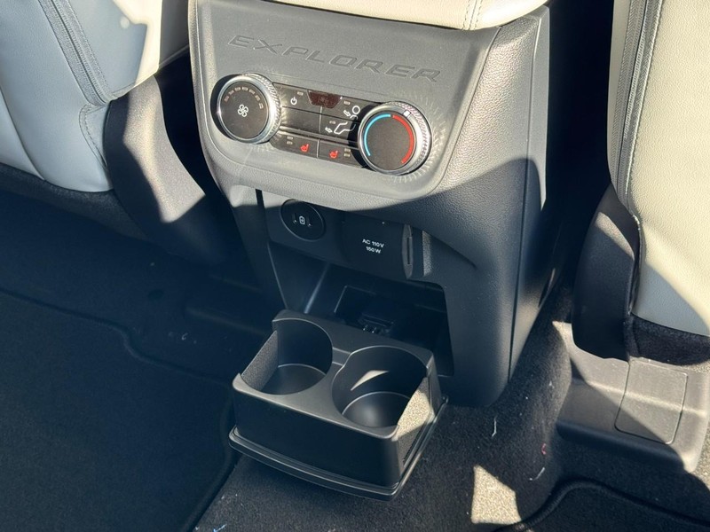 Ford Explorer Vehicle Image 12