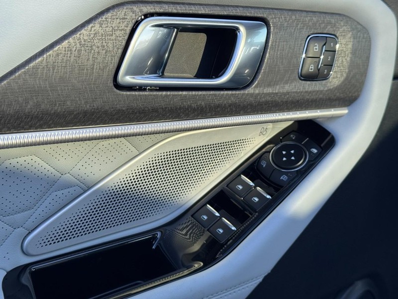 Ford Explorer Vehicle Image 14