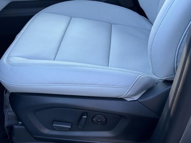 Ford Explorer Vehicle Image 15