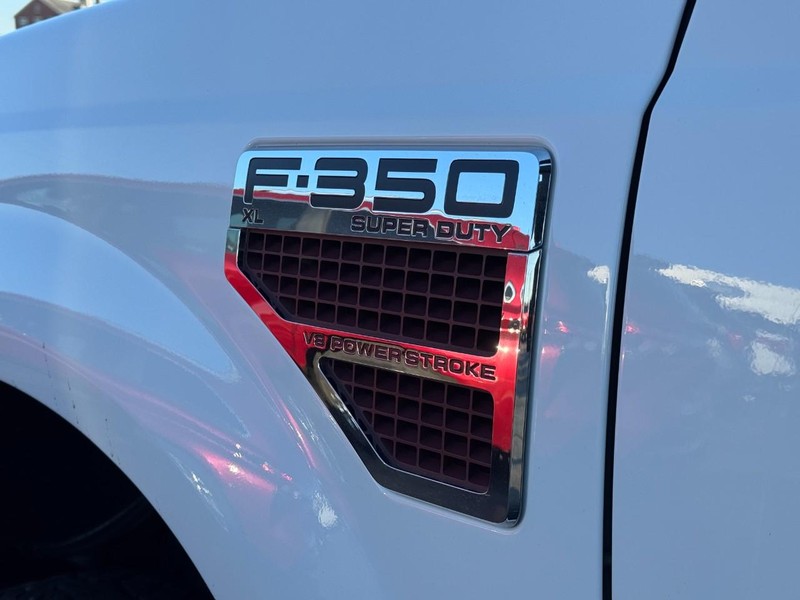 Ford Super Duty F-350 DRW Vehicle Image 08