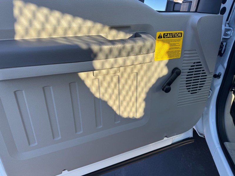 Ford Super Duty F-350 DRW Vehicle Image 12