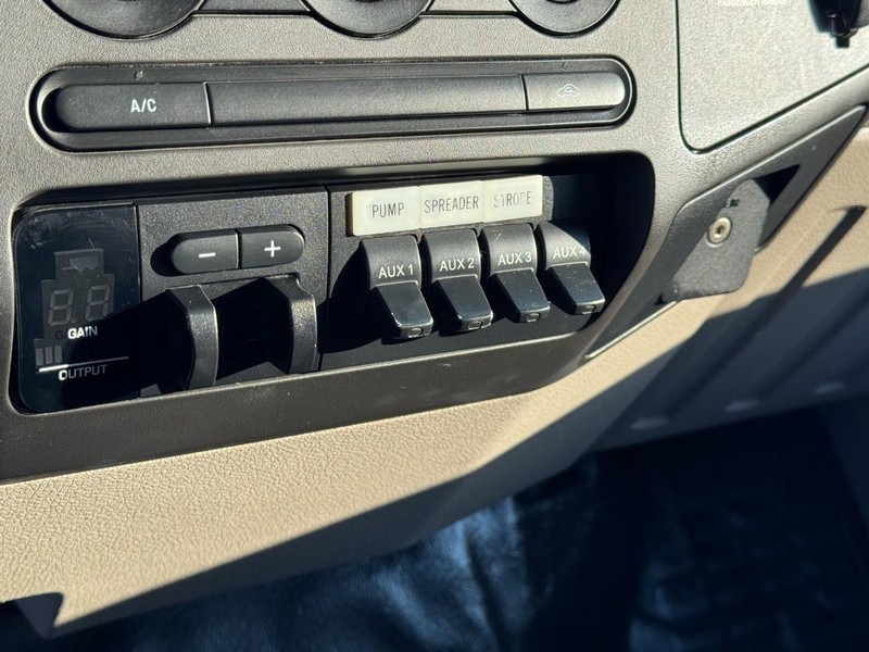 Ford Super Duty F-350 DRW Vehicle Image 16