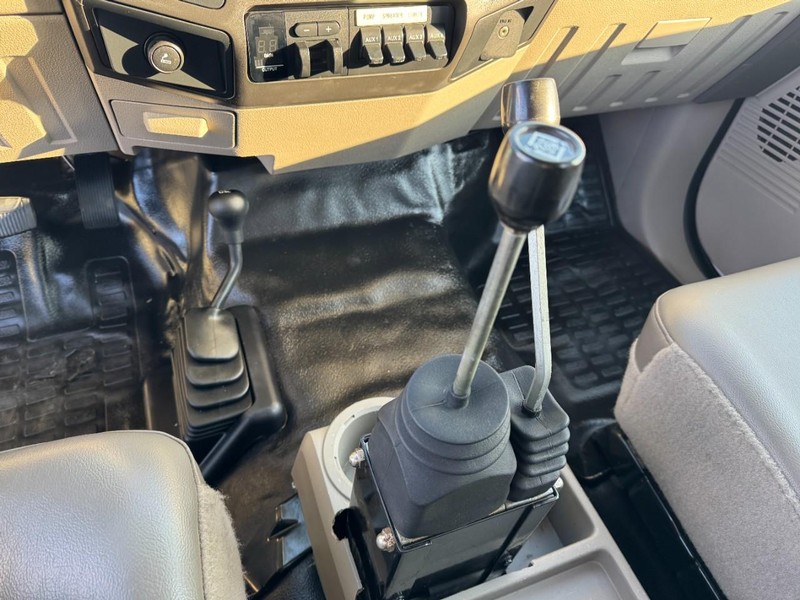 Ford Super Duty F-350 DRW Vehicle Image 17