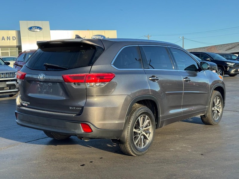 Toyota Highlander Vehicle Image 03