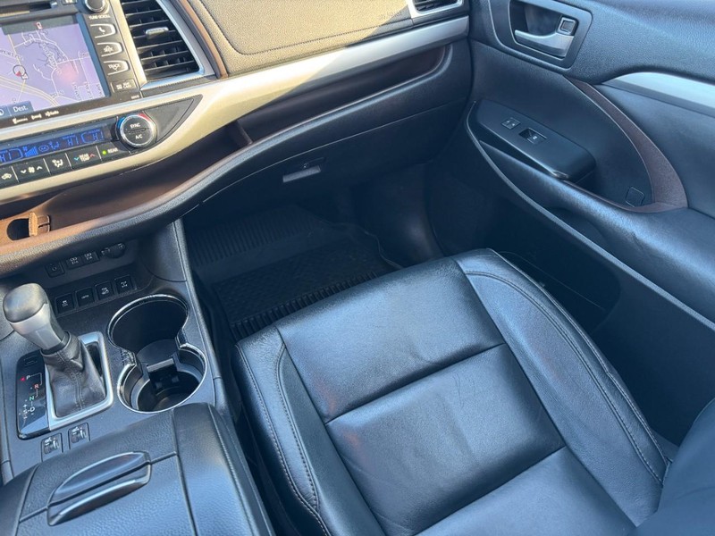 Toyota Highlander Vehicle Image 16