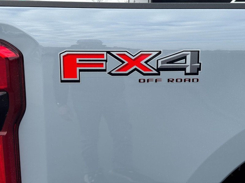 Ford Super Duty F-250 SRW Vehicle Image 04