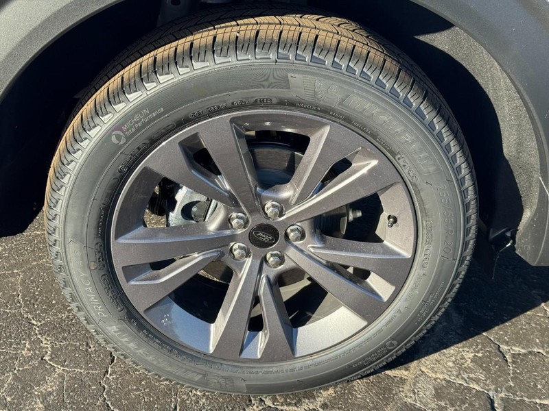 Ford Explorer Vehicle Image 05