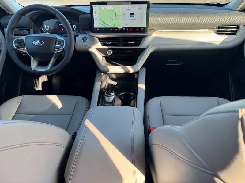 Ford Explorer Vehicle Image 08