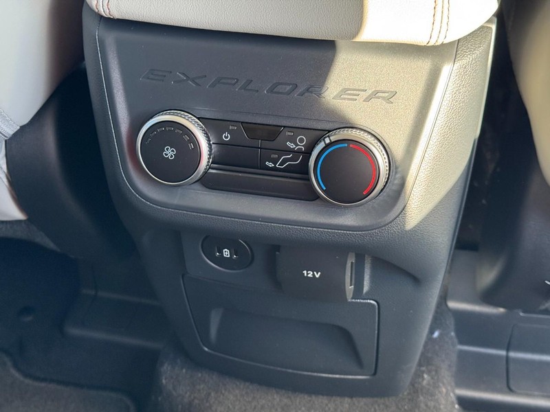 Ford Explorer Vehicle Image 12