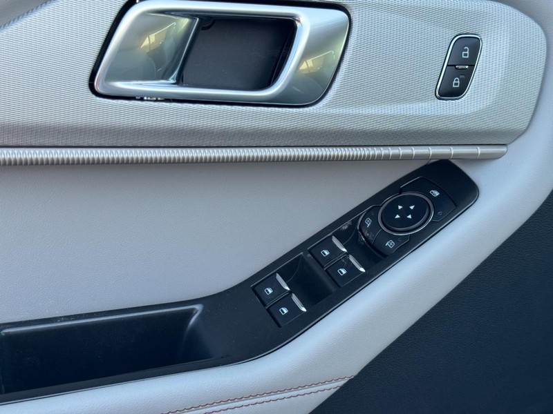 Ford Explorer Vehicle Image 13