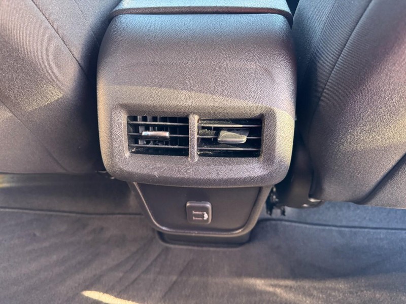 Chevrolet Equinox Vehicle Full-screen Gallery Image 16