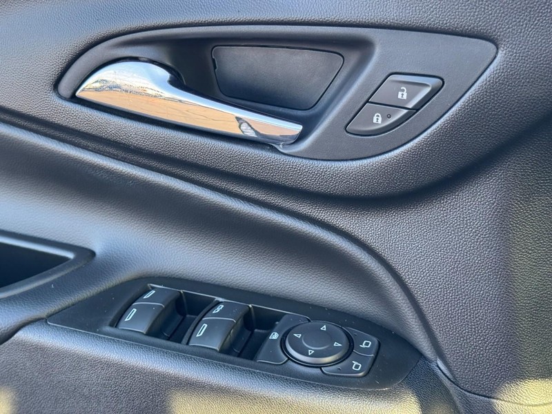 Chevrolet Equinox Vehicle Full-screen Gallery Image 23