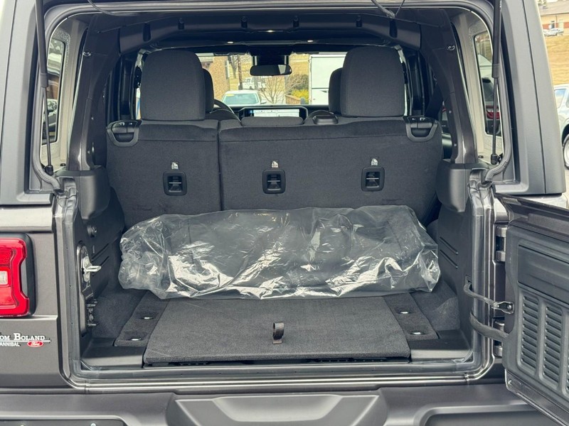 Jeep Wrangler Vehicle Image 04