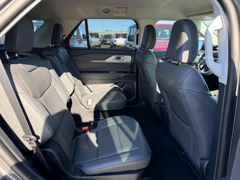 Ford Explorer Vehicle Image 05