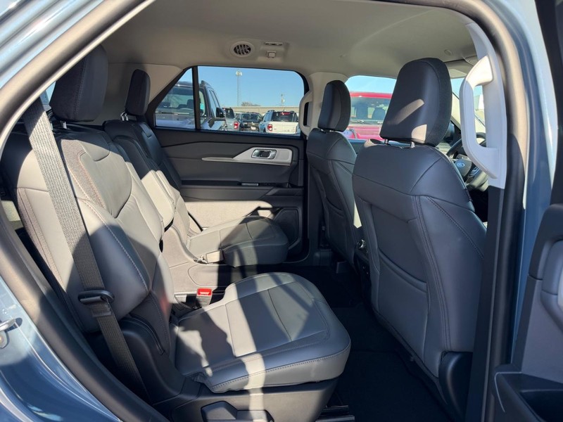 Ford Explorer Vehicle Image 05