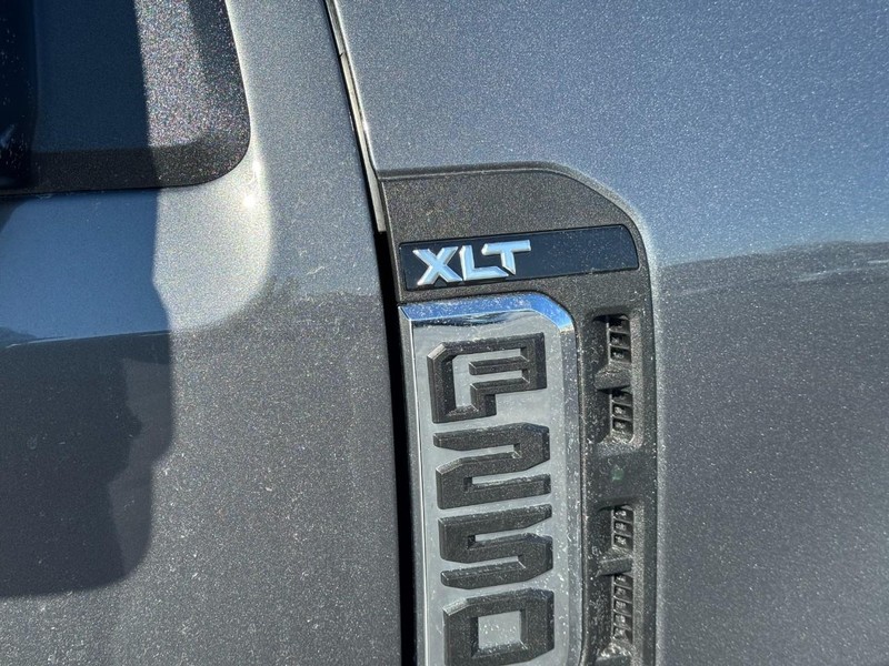 Ford Super Duty F-250 SRW Vehicle Image 12