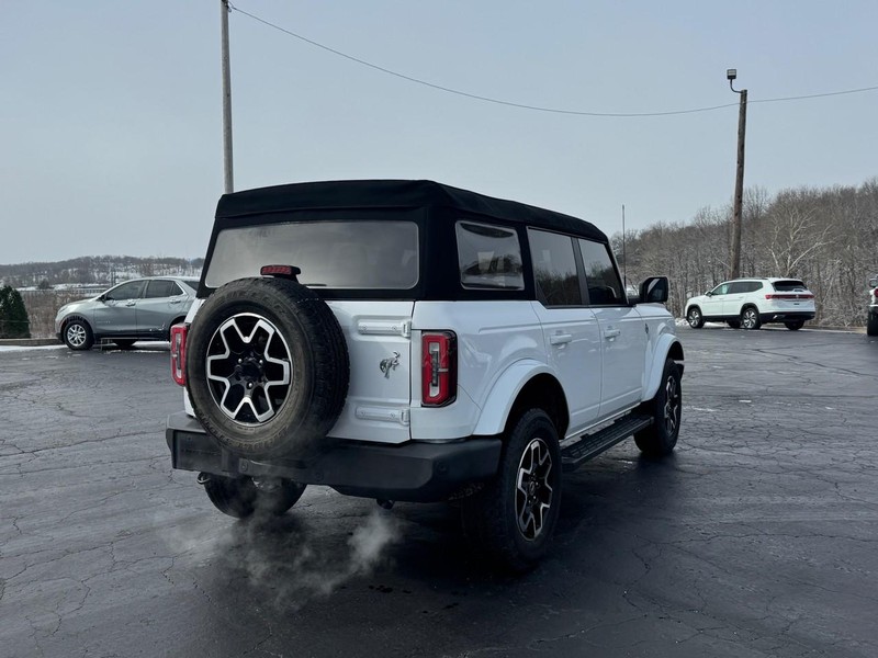 Ford Bronco Vehicle Full-screen Gallery Image 06