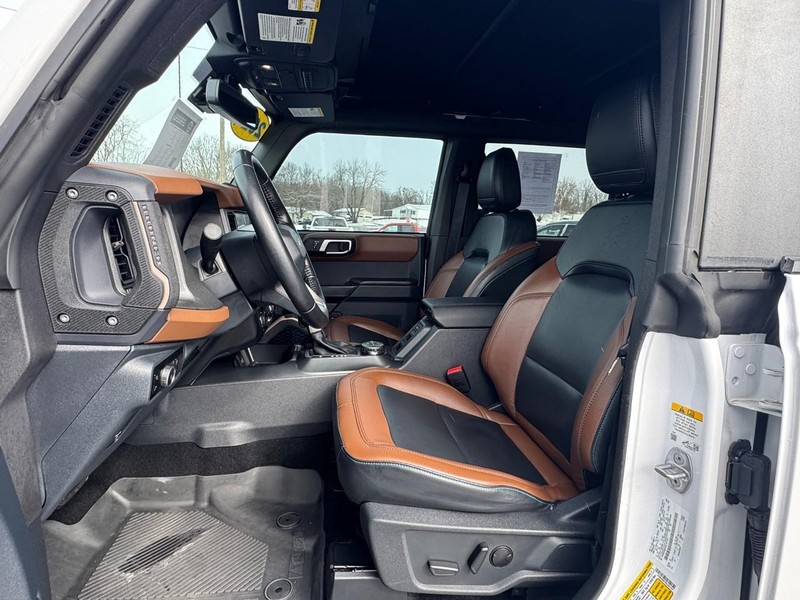 Ford Bronco Vehicle Full-screen Gallery Image 09