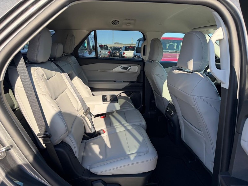 Ford Explorer Vehicle Image 05