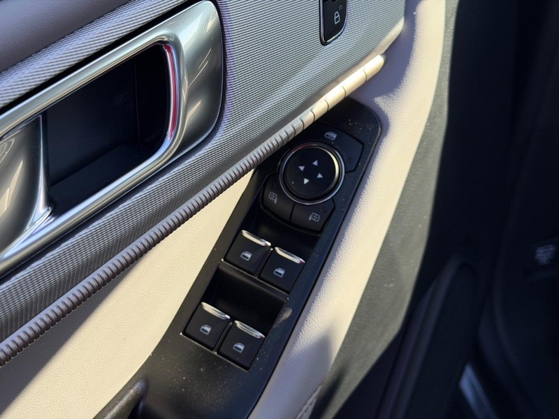 Ford Explorer Vehicle Image 16