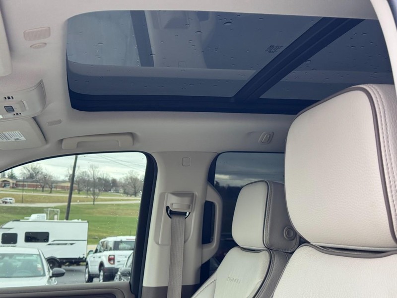 GMC Yukon Vehicle Image 18