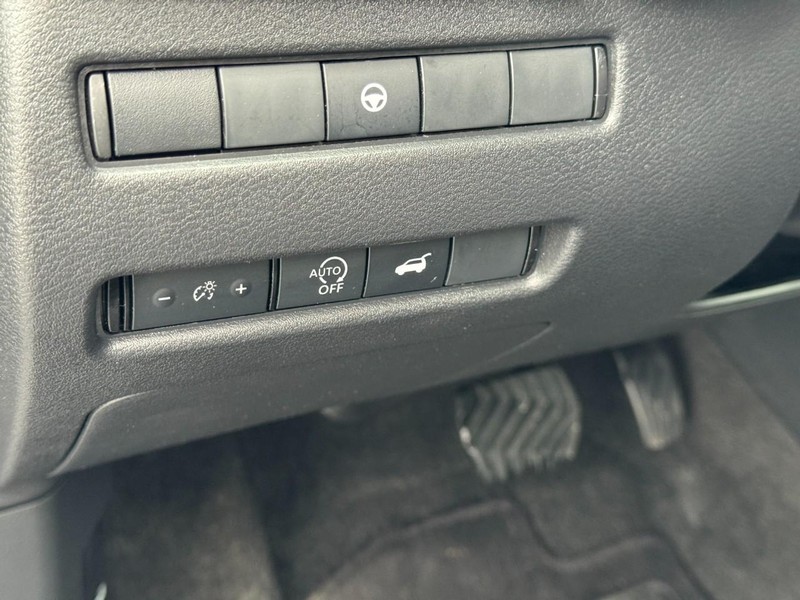 Nissan Rogue Vehicle Image 17