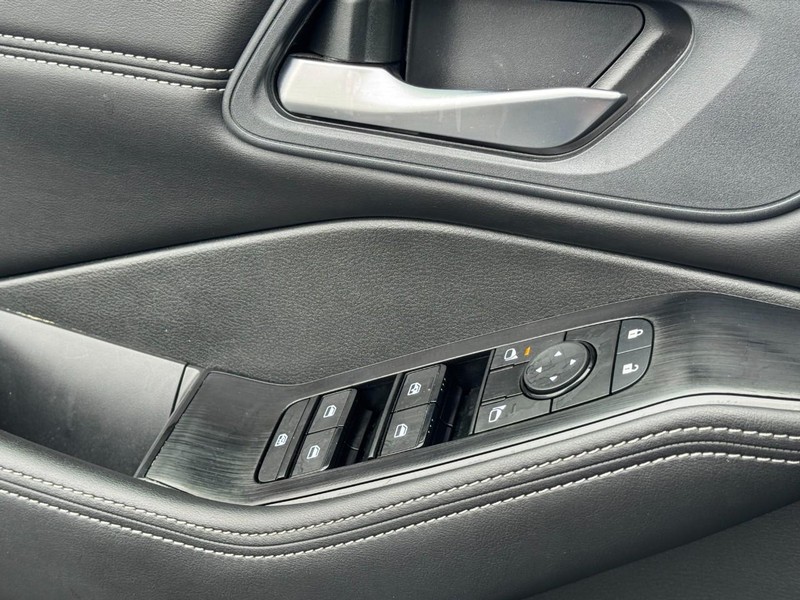 Nissan Rogue Vehicle Image 24