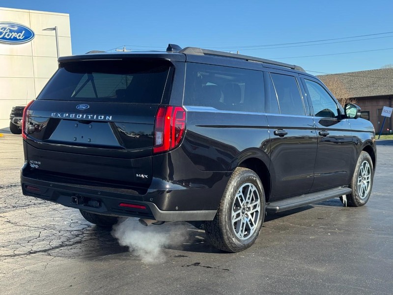 Ford Expedition Max Vehicle Full-screen Gallery Image 03