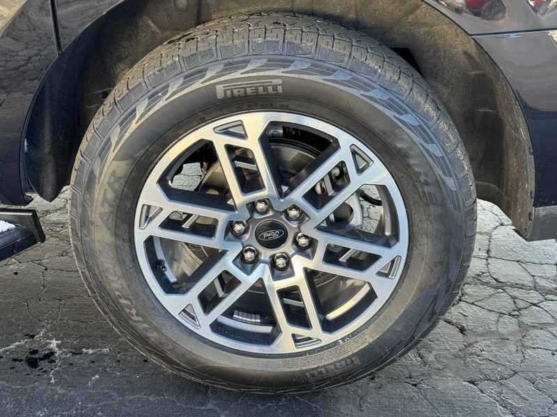 Ford Expedition Max Vehicle Full-screen Gallery Image 07