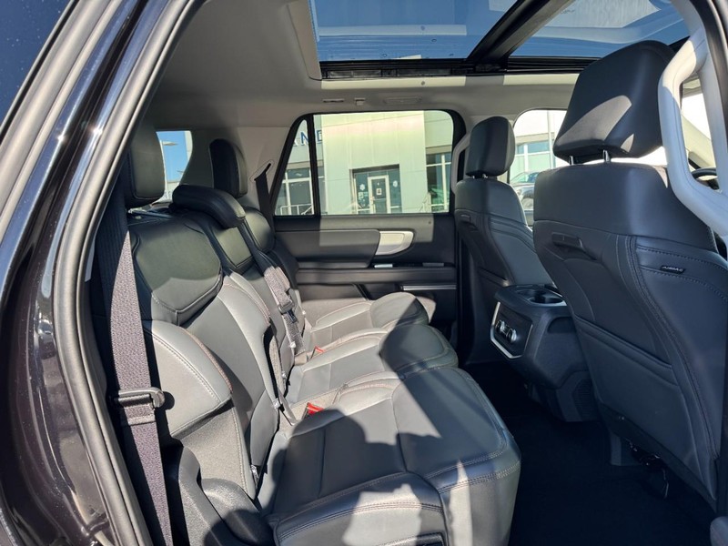 Ford Expedition Max Vehicle Full-screen Gallery Image 10