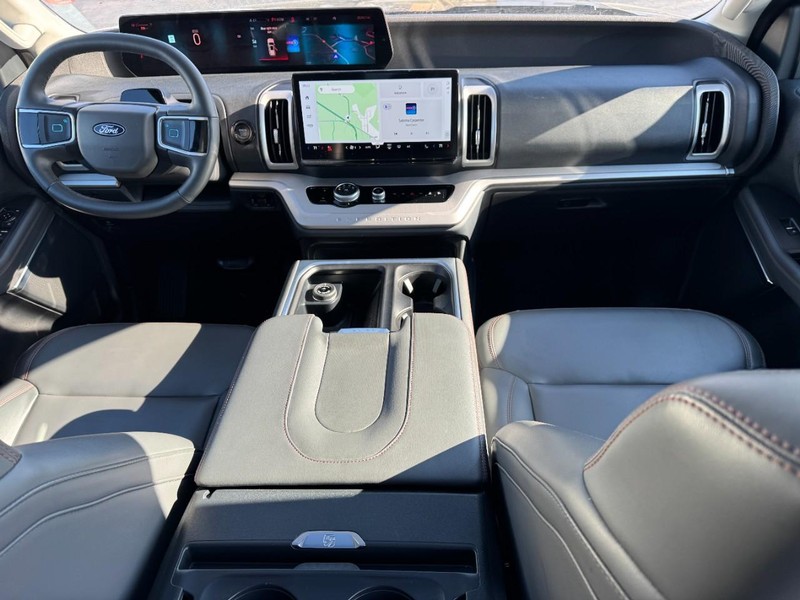 Ford Expedition Max Vehicle Full-screen Gallery Image 12