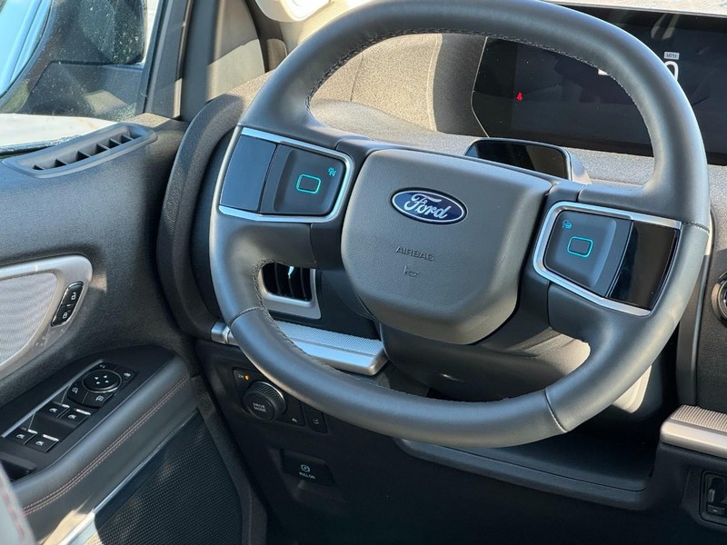 Ford Expedition Max Vehicle Full-screen Gallery Image 13