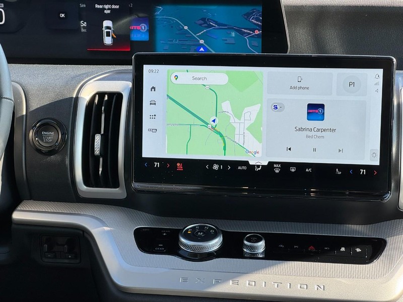 Ford Expedition Max Vehicle Full-screen Gallery Image 14