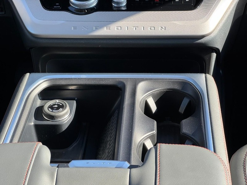 Ford Expedition Max Vehicle Full-screen Gallery Image 15