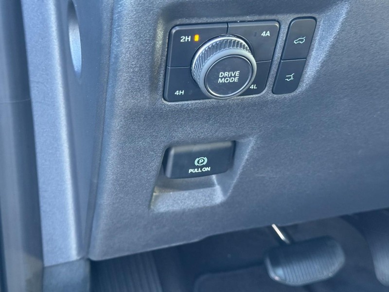 Ford Expedition Max Vehicle Full-screen Gallery Image 18