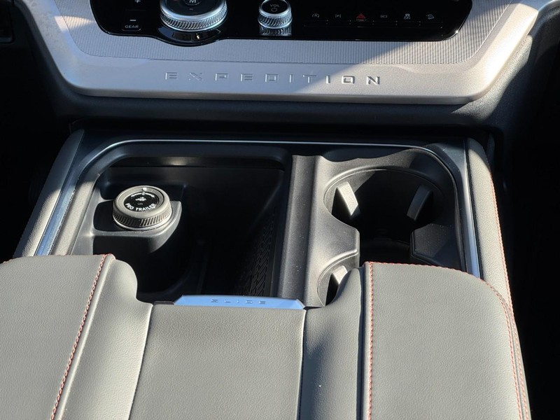 Ford Expedition Vehicle Image 15